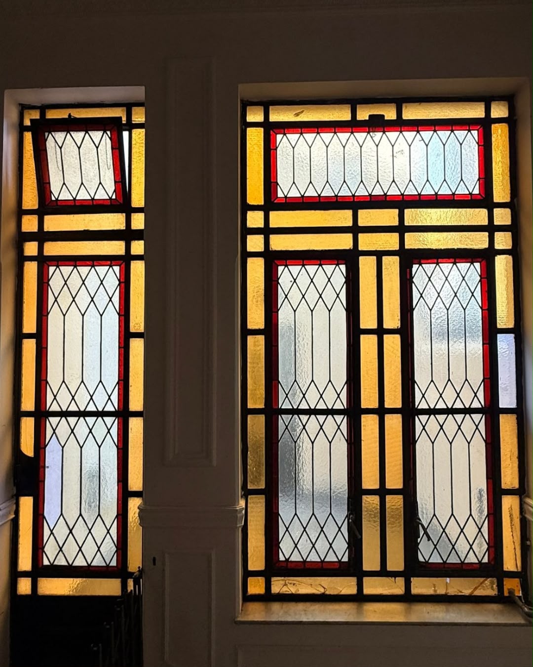 Detalle de los vitrales históricos de la casa